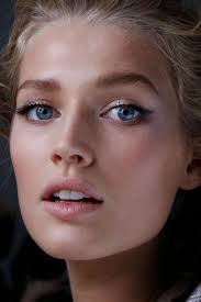 C'est moins courant que des yeux bleus ou marron. Comment Maquiller Les Yeux Bleus Cristina Cordula