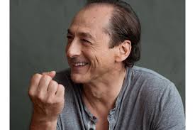 Nous vous invitons à faire un tour à la bibliothèque Raymond-Lévesque pour  feuilleter le livre d'artiste « Et si je me permettais de briser ces  silences » de Myriam Tousignant, présenté jusqu'au