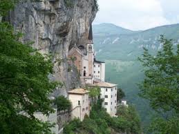 Il santuario della madonna della corona, vicino al lago di garda, è senz'altro uno dei luoghi più suggestivi e mistici di tutta la nostra penisola. Bilder Madonna Della Corona Reisetipps