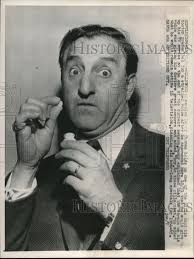 1963 Press Photo Danny Thomas, holding up bottle of prescribed pills,  California