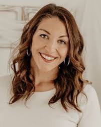 Elizabeth Resch's Instagram, Twitter & Facebook