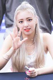 Itzy's yuna has revealed her weight.recently on 'bubble', yuna shared her exact weight in kilograms during a conversation with her fans. Itzy S Yuna Now Cares Less About What Others Think Here S Why Koreaboo