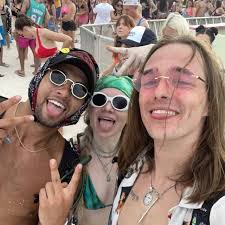 Last night in Minneapolis, Sleeping with Sirens ended their set early  because people were getting hurt and fainting. The crowd was very violent  with each other and so many kids were unprepared