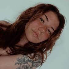 Can a photo's lip features be enhanced?