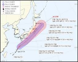 일본 기상청은 이날 오전 10시 발표한 태풍 정보 때만 해도 한국 기상청과 미국 합동태풍경보센터의 경로 중간 선을 제시했으나, 오후 4시 발표한. Ngjiouanwgfhem