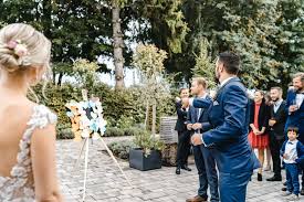 Der bisherige könig, sultan muhammad v., hatte am sonntag überraschend abgedankt. 8 Kreative Hochzeitsuberraschungen Von Freunden Dies Das Hochzeitsplanung Hochzeitstrends