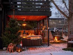 Une Maison Dans La Foret Decoree Pour Noel Planete Deco A Homes World Maison Dans La Foret Maison Decoration Noel