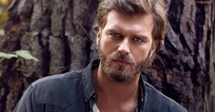 Kıvanç tatlıtuğ 27 ekim 1983 tarihinde, beş çocuklu ailenin bir ferdi olarak adana 'da doğdu. Kivanc Tatlitug Dan Set Karesi Geldi