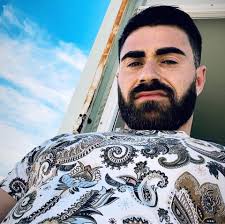 INTERVIEW DECALE initié par Rugby Amateur!!!! C'est au tour de Mika Sanchez  de répondre à nos questions. Régalez vous et n'hésitez pas à lui poser des  questions. Interview décalé, photo décalée... Je