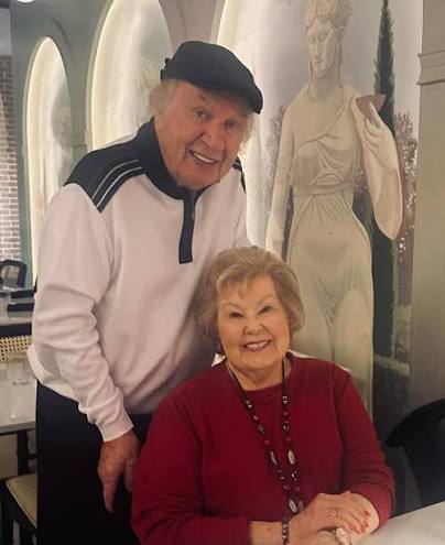 Gaither - We ❤️ this picture of Bill & Gloria celebrating their anniversary  yesterday! | Facebook