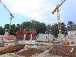 Zwei gutshöfe, karpfsee und nantesbuch, überblicken von kleinen anhöhen aus die umliegenden wiesen, wälder und moorflächen. Entwicklungen Auf Nantesbuch Hofgut Erwacht Aus Dornroschenschlaf Bad Tolz