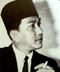 Mak su dan pak su roslan kemudiannya bergerak pulang tidak lama kemudian,mereka turun ke ruang keluarga bersalam dengan kami bertiga.aku nampak mak su jugak anggun dengan baju kurung satinnya.aku dapat duit raya. 8 Bintang Filem Klasik Di Zaman Kegemilangan Filem Melayu Yang Dikenang Soscili