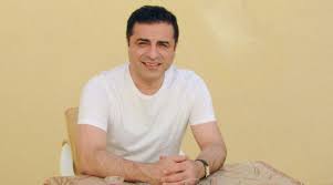 Selahattin demirtaş kimdir, selahattin demirtaş, 10 nisan 1973 tarihinde elazığ'ın palu ilçesinde doğdu.zaza kökenli olup, babasının adı tahir, annesinin adı sadiye'dir. Selahattin Demirtas In Yeni Kimligi Biyometrik Kurallara Takildi