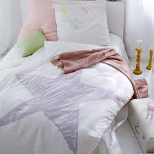 Bettwasche In Weiss Mit Plakativen Pastellfarbenen Sternen White Bed Sheets With Bright Stars Impressionen Schlafzimmer Bed Beautiful Bedding Dream Room