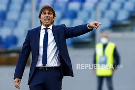 Antonio conte has arrived to speak to the media after today's win. Conte Inter Musim Ini Aneh Republika Online