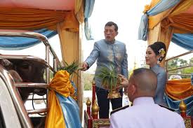 2560 เจ้าคุณพระสินีนาฏ พิลาสกัลยาณี ได้ปฏิบัติหน้าที่ในตำแหน่งผู้บังคับแถวแซงเสด็จขบวนพระบรมราชอิสริยยศ ในการพระราชพิธีถวาย. Qvftvfk9n28jcm