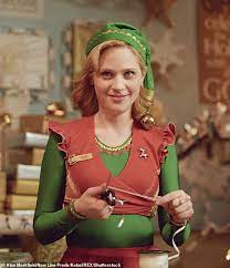 She does look better with bangs though. Zooey Deschanel Shocks Her Fans By Posting A Rare Photo Without Her Bangs Proof I Have A Forehead Daily Mail Online