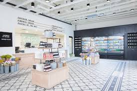 Fixer Upper S Best Bathroom Flips Hgtv S Fixer Upper With Chip And Joanna Gaines Hgtv Magnolia Table Restaurant Magnolia Farms Fixer Upper Fixer Upper