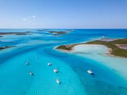 Μπαχάμες πρόκειται για περισσότερα από 700 νησιά και 2.300 cays (νησάκια από άμμο ή κοράλλια), τα οποία απλώνονται σε μια τεράστια έκταση του ατλαντικού, από το νότιο άκρο της φλόριντα μέχρι την καραϊβική. H Kalyterh Epoxh Gia Na Episkef8eite Tis Mpaxames
