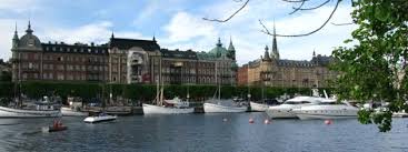 Stockholm is eenvoudig te navigeren met een uitstekend openbaar vervoersysteem dat bestaat uit bussen, metrolijnen, trams en veerboten. Stockholm Bezienswaardigheden