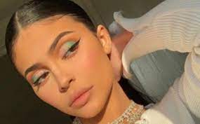 It includes summer palette, summer lipsticks, and gloss. Celebrities Declare This The Hottest Summer Makeup Trend Fashionisers C