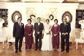 Atau menikah menjadi salah satu resolusi yang ingin kalian wujudkan tahun ini? Baju Pengantin Orang Tua Serba Pengantin