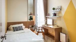 Penggunaan warna putih yang dominan baik untuk warna tembok dan properti lainnya akan membuat tampilan kamar tidur anda yang sempit menjadi terkesan lebih luas dan lapang. 4 Cara Menjaga Kamar Tidur Tetap Rapi Istirahat Jadi Lebih Berkualitas
