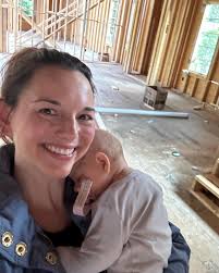 Lindsey Boyce's Instagram, Twitter & Facebook