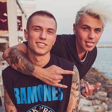 Benji & fede è stato un gruppo musicale italiano formato a modena per iniziativa di benjamin mascolo e federico rossi. Benji Fede Photos 17 Of 45 Last Fm