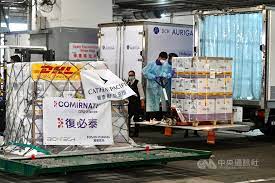 還有如果直接開放地方隨意購買 你們真的有思考過最後會變成怎樣嗎？ 黑市疫苗亂竄 誰有打誰沒打不知道 打了疫苗有沒有副作用不知道 打疫苗死了多少人不知道 各地方政府各自為政誰來發號施令 誰來統一規則遵守規. ç'°æ™‚ ä¸­åœ‹å¯æœ›7æœˆå‰æ‰¹å‡†è¼ç'žç–«è‹—é€²å£ä¸Šå¸‚ å…©å²¸ ä¸­å¤®ç¤¾cna