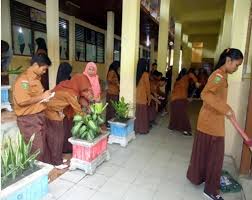 Kemarin itu baru datang sekolah kan pertama berbaris, terus. Sma Gotong Royong