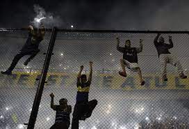 The copa libertadores round of 16 match between boca juniors and river plate was suspended thursday after boca fans sprayed river players with an unknown irritant substance before the start of the second half. Fan Attacks End Boca Juniors Vs River Plate Match