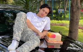 Jefri nichol berhasil membuat sebuah naskah cerita dari hasil dirinya berkhayal. Penampilan Macho Jefri Nichol Bak Mafia Bikin Heboh Tampan Pakai Jas Dan Hisap Rokok