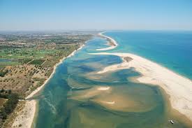 Located at the southernmost tip of portugal's algarve, ria formosa natural park (parque natural da ria formosa) is a scenic swirl of freshwater lagoons, sandy islands, and lush salt marshlands. Dicas De Viagem A Ria Formosa No Algarve Os Melhores Passeios Experitour Com