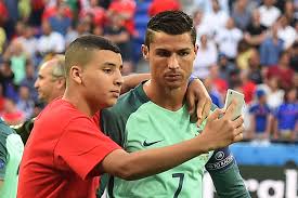 Cristiano ronaldo (50e), nani (53e) pour le portugal. Video Euro 2016 Quand Des Ramasseurs De Balles Posent Avec Cristiano Ronaldo Avant Portugal Pays De Galles