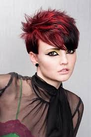 Le più gettonate sono sicuramente le meches rosse su capelli castani. Taglio Capelli Corti Castano Scuri Con Meches Rosse Lampone