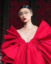 Toda Beleza Da Alta Costura Oriental Da Maison Valentino 2020 Moda Modafeminina Modafashion Altacostura A Valentino Alta Costura Estilo Das Celebridades