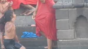 Aunty bathing outdoor - ThisVid.com