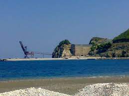 Κτισμένο στις πλατανόφυτες όχθες του κηρέα σε μια πανέμορφη πεδιάδα, ανάμεσα και πάνω σε μικρά. Skalisthrh Kymasi Mantoydi Eyboia Mapio Net