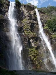 La cascate dell'acquafraggia offrono uno spettacolo davvero unico nella bellissima valchiavenna. Cascate Di Acquafraggia Piuro Mapio Net