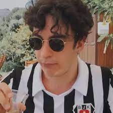 Yıllar önce yaşadığı travmatik olayda ailesini kurtaran yamaç, ailesinden uzak şekilde barlarda geceleri rock müzik yaparak üniversite hayatına devam etmektedir. Sergen Deveci On Twitter Her Seyi Neden Bildigini Bilmeyen Adam