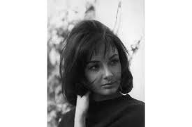 Ηθοποιός, συγγραφέας, δημιουργός του θεάτρου πόρτα, η ξένια καλογεροπούλου είναι από τους ανθρώπους που έχουν συνδέσει το όνομά τους με το παιδικό θέατρο και τα παραμύθια όσο ίσως κανείς άλλος. 3enia Kalogeropoyloy Ena Gramma Ston Kwsth Politismos Eidhseis