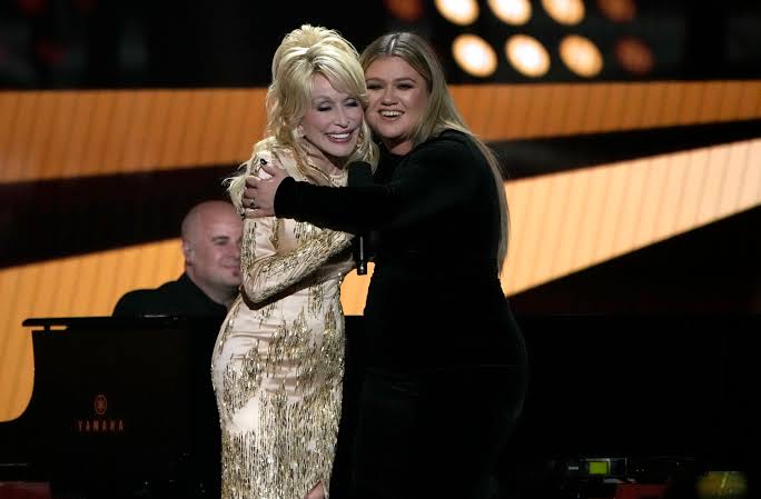 Dolly Parton, Kelly Clarkson release new '9 to 5' version