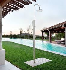 Arredo bagno di qualità certificata., troverai box doccia, cabine doccia, box doccia idromassaggio, box vasca, porte per docce a nicchia, piatti scegli con i filtri il box doccia angolare o box doccia economici, la tua cabina o porta doccia con la qualità certificata italiana e l'assistenza di persone. Doccia Da Esterno Di Design Ispirazioni E Proposte Made In Italy