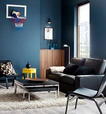 Peinture Bleu Ardoise Dans Le Salon Avec Table D Appoint Jaune Canari Et Panier De Basketball Chatons Mallow Peinture Bleu Gris Peinture Bleu Et Murs Bleu Ardoise