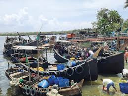 নিষেধাজ্ঞা শেষে বৈরি আবহাওয়ার খড়গ, সাগরে যেতে পারেনি মাছ ধরার ট্রলার -  দৈনিক আজাদী