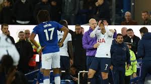 Andre gomes suffered a horror injury against tottenham on sunday. Son Heung Min Consoled By Everton Players Led By Seamus Coleman After Andre Gomes Injury