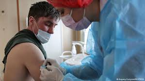 На данный момент в россии зарегистрировано три вакцины от covid‑19. Koronavirus V Rossii Na Kampaniyu Po Vakcinacii Vydelyat 76 Mlrd Rublej Koronavirus Novogo Tipa Sars Cov 2 I Pandemiya Covid 19 Dw 12 04 2021