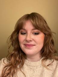 Wavy hair bangs: rounded or straight?