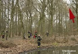 Tierrettung Mit Angel Um Eine Ente Zur Retten Die Sich Mit Einer Angelschnur An Einem Baum Verfangen Hatte Griff Di Feuerwehr Hamburg Feuerwehr Tiere Retten